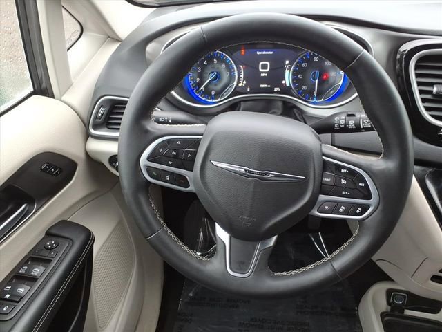 Used 2023 Chrysler Pacifica Touring-L FWD image 22