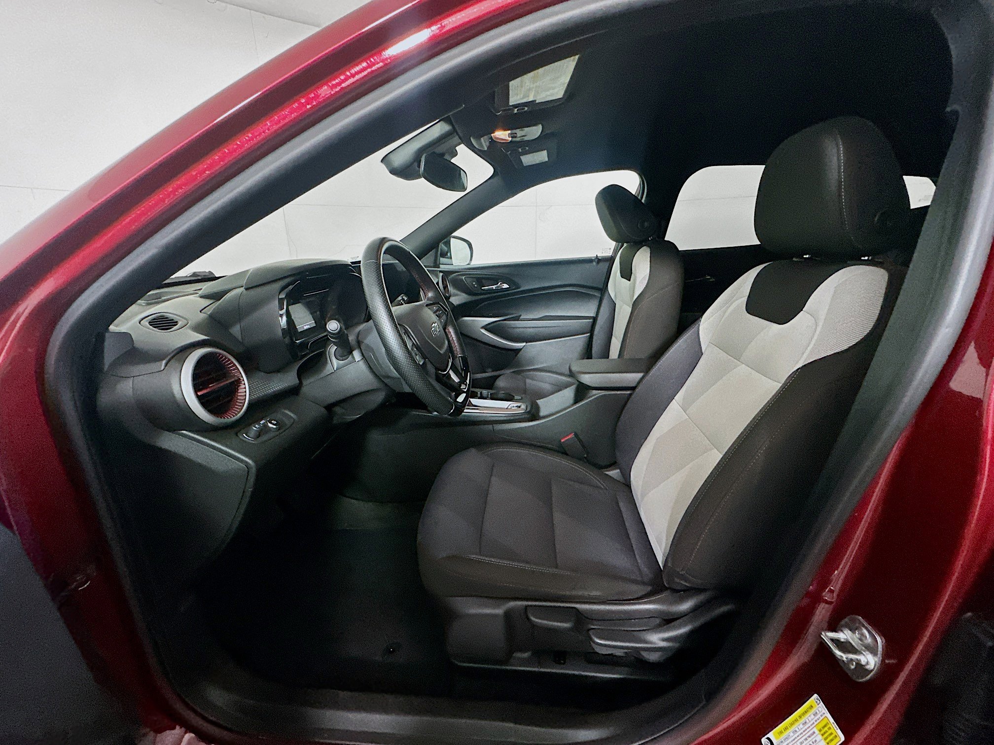Used 2025 Chevrolet Trax RS FWD image 13