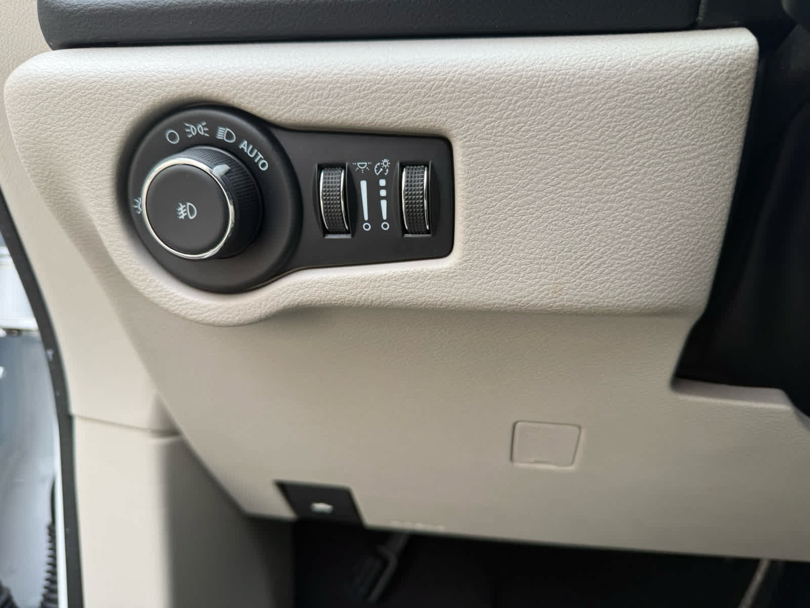 Used 2024 Chrysler Pacifica Touring-L FWD image 14