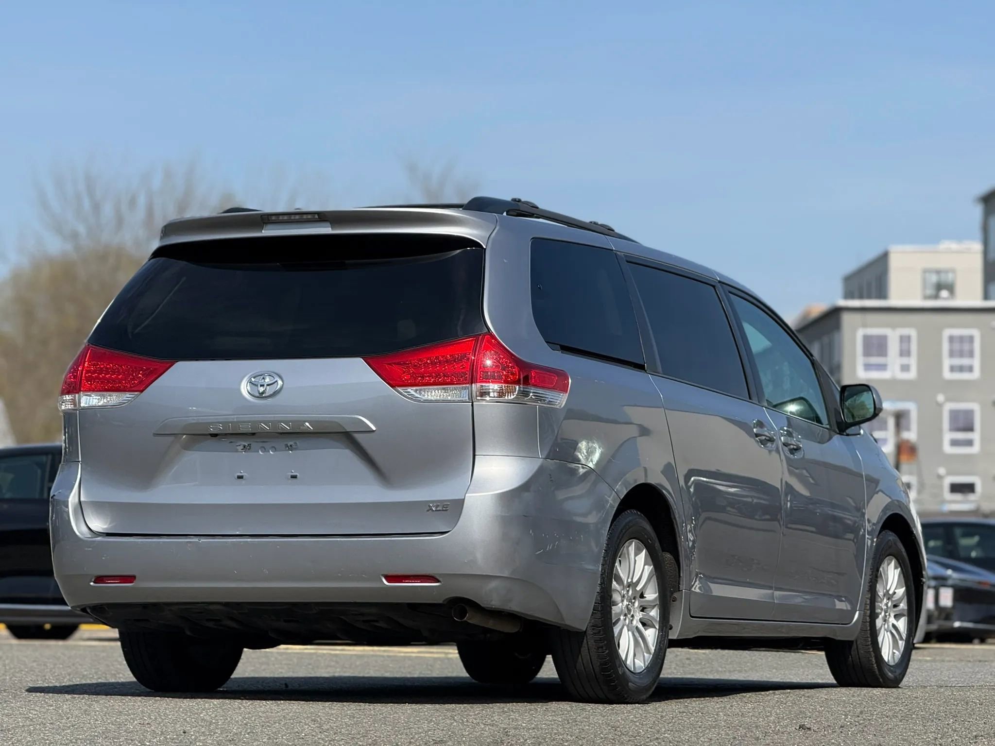 Used 2012 Toyota Sienna XLE FWD image 5