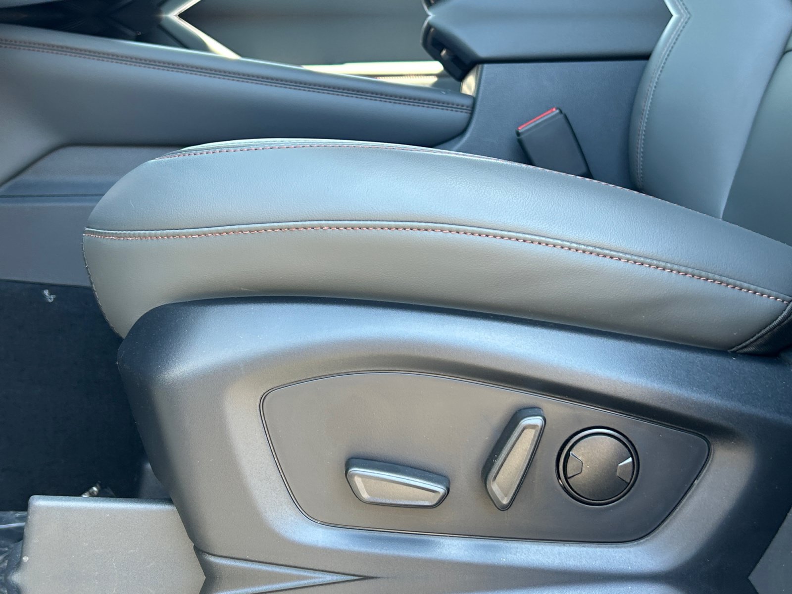 New 2026 Ford Explorer Active w/ Active Comfort Package AWD/4WD image 14