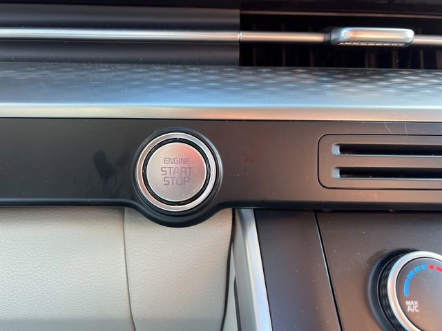 Certified 2024 Kia Carnival LX image 18