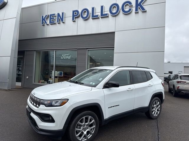 Used 2022 Jeep Compass Latitude image 2