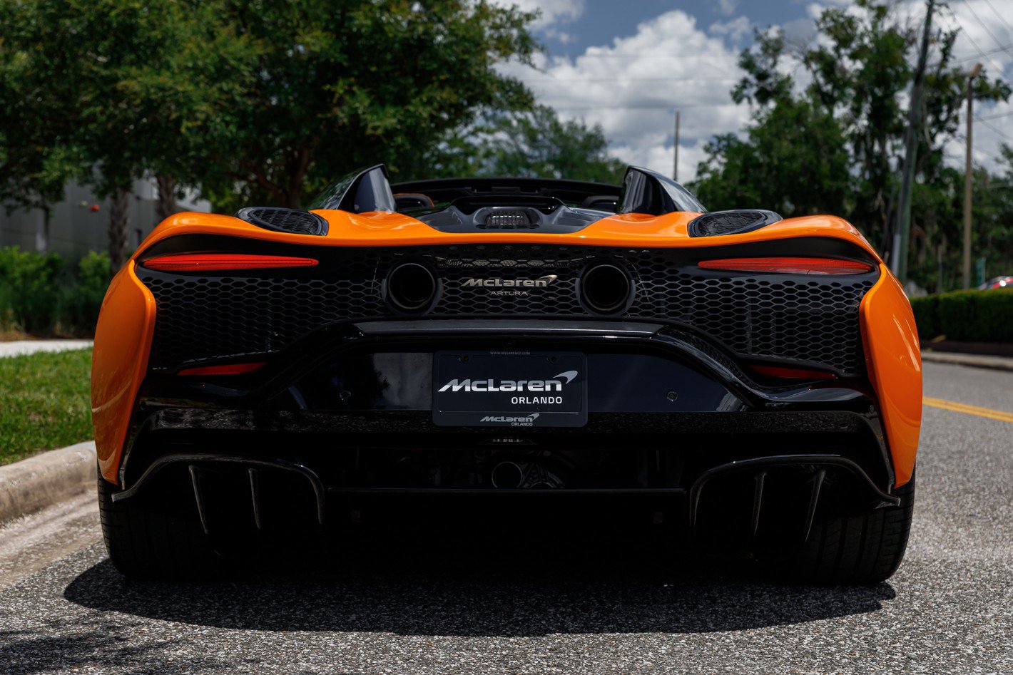 Used 2025 McLaren Artura Spider RWD image 13