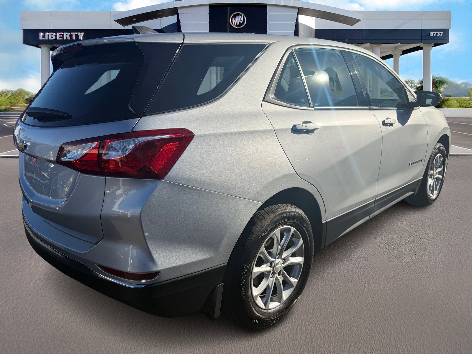 Used 2018 Chevrolet Equinox LS image 2