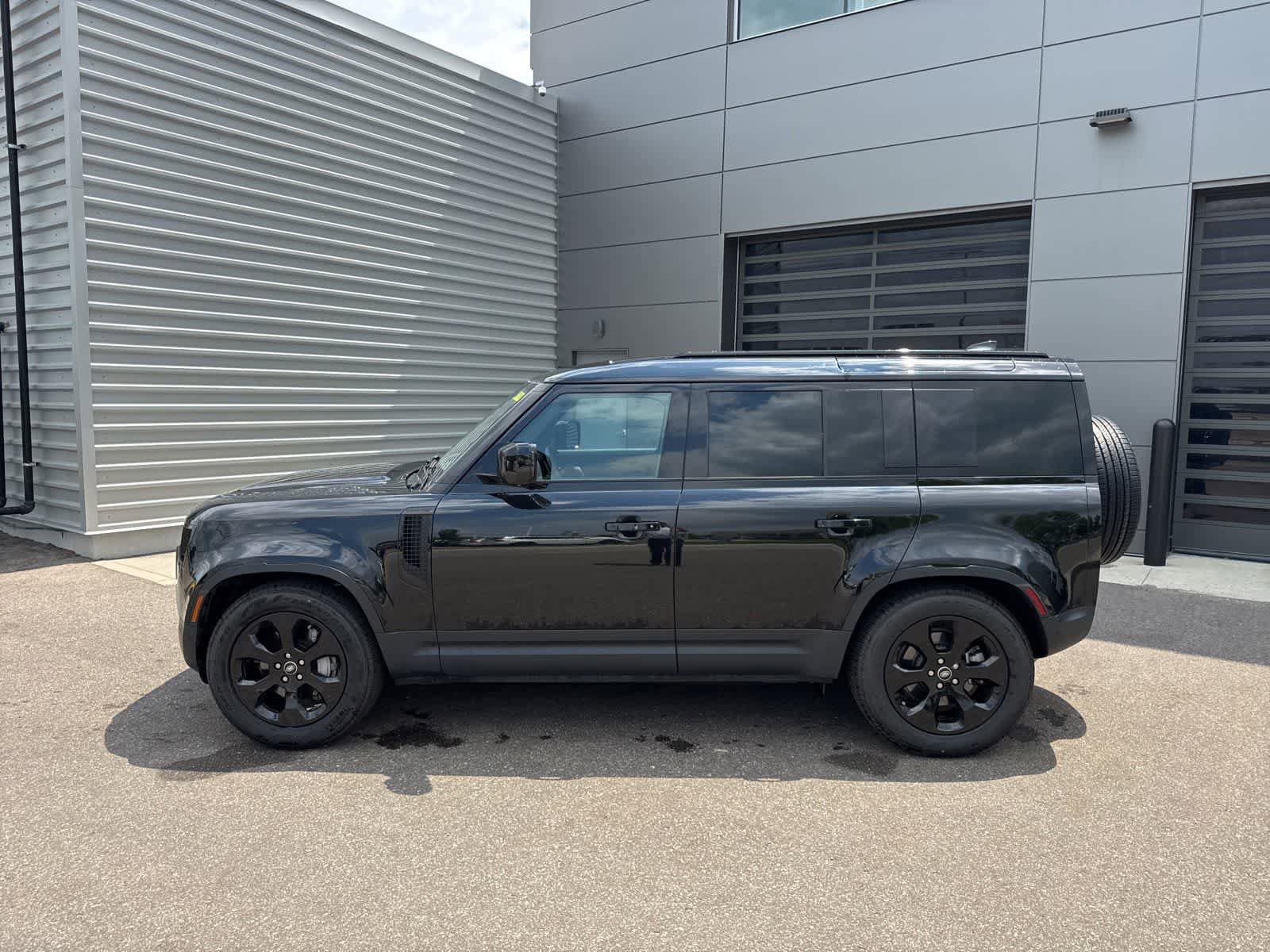 Used 2025 Land Rover Defender 110 S AWD/4WD image 2