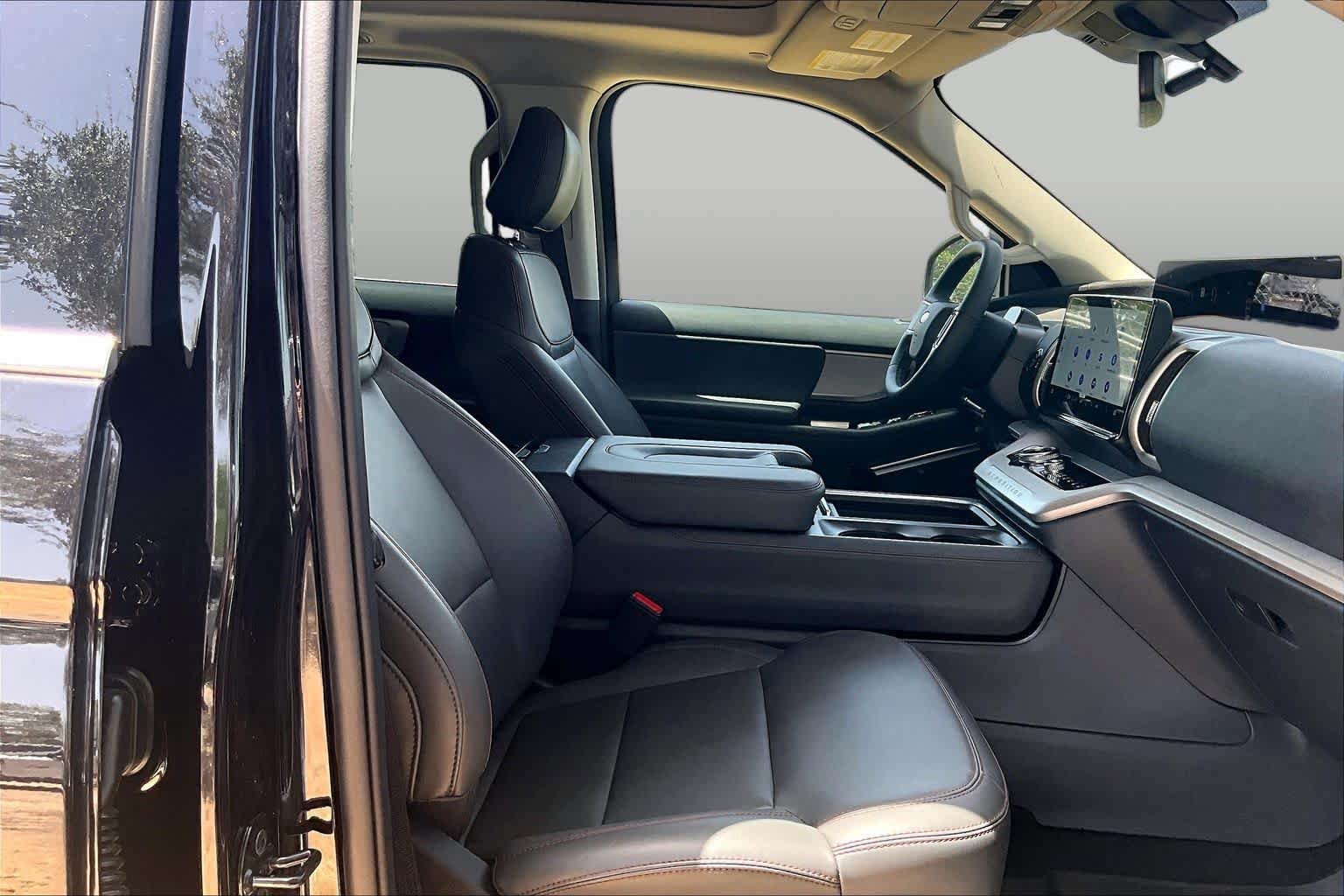 Used 2025 Ford Expedition Active AWD/4WD image 8