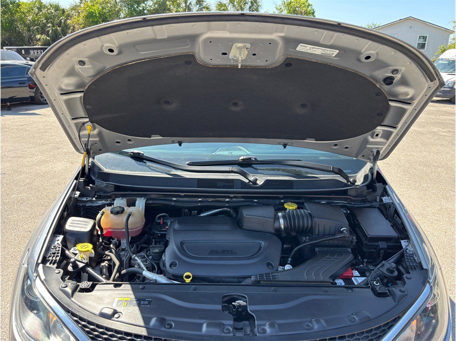 Used 2020 Chrysler Pacifica Touring-L FWD image 44