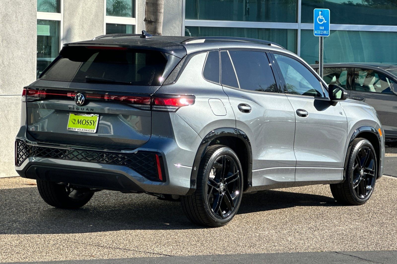 New 2026 Volkswagen Tiguan SE R-Line image 4