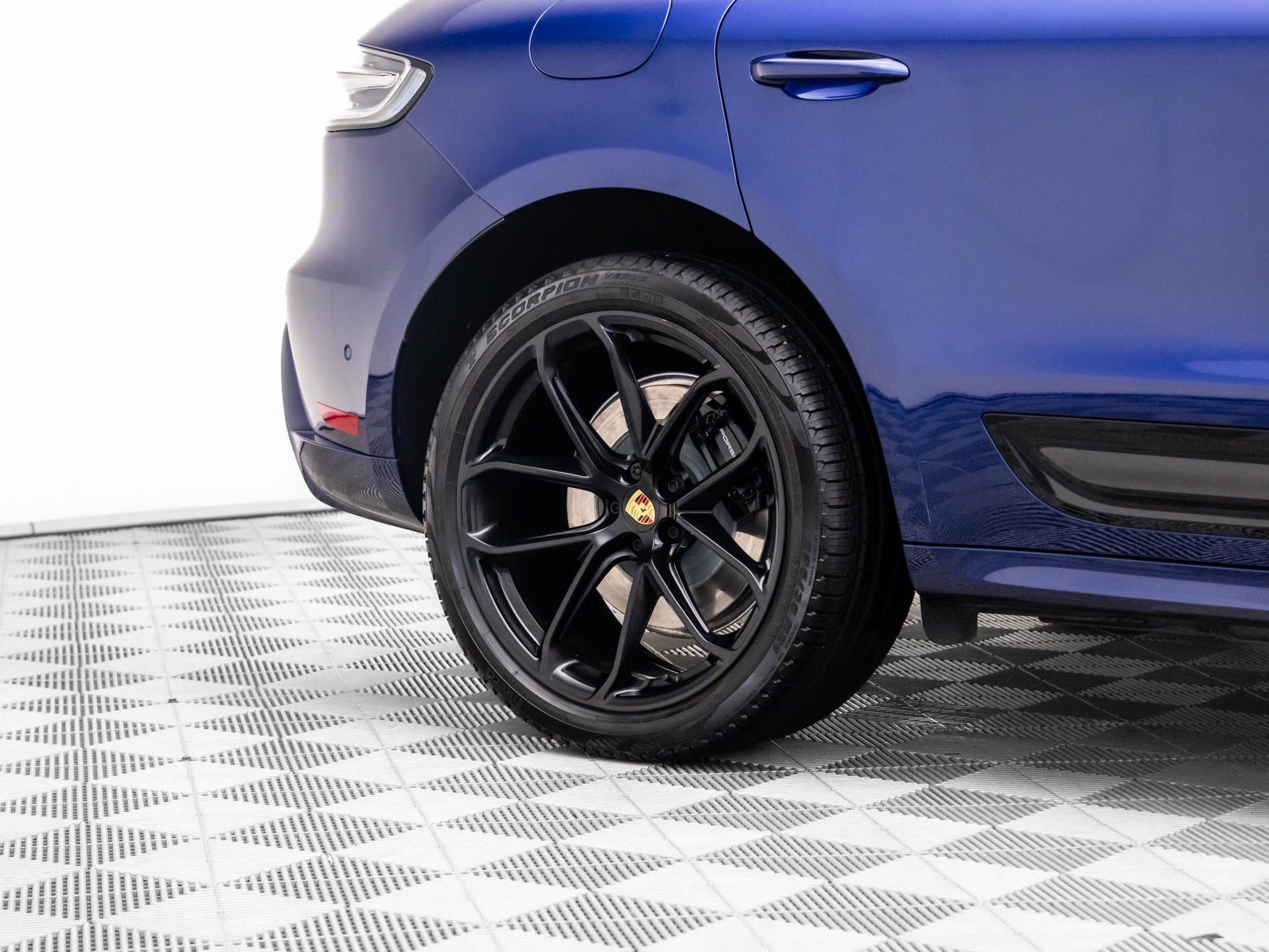 Certified 2025 Porsche Macan GTS image 35