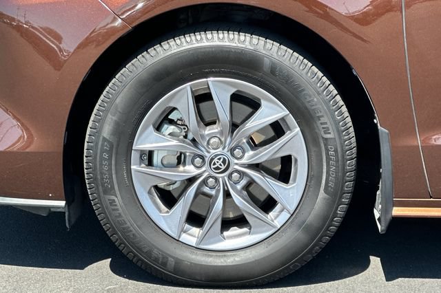 Used 2023 Toyota Sienna LE FWD image 31