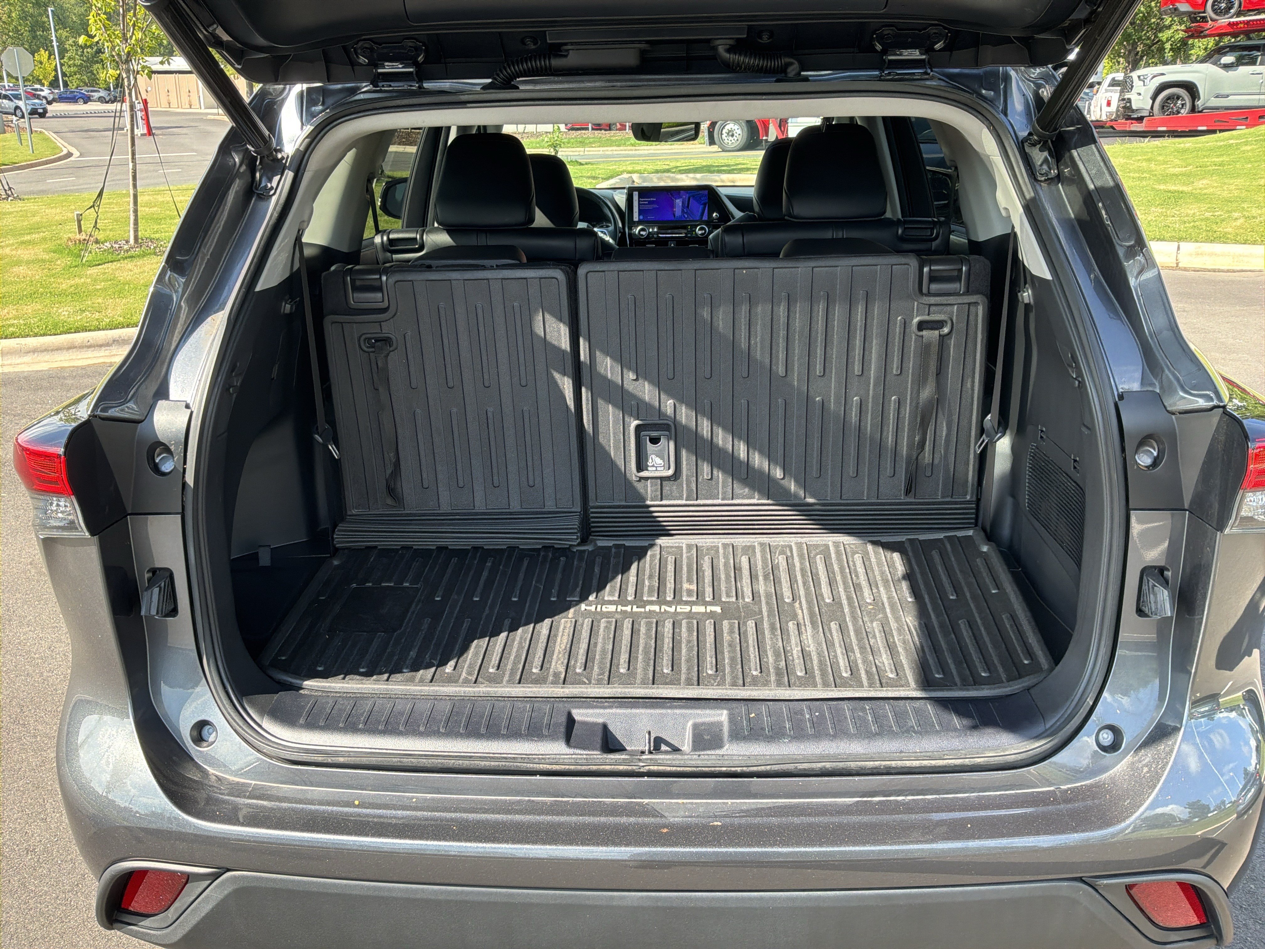 Used 2023 Toyota Highlander XLE FWD image 33