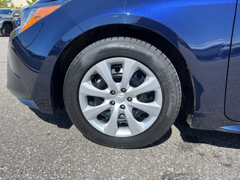 Used 2025 Toyota Corolla LE image 29