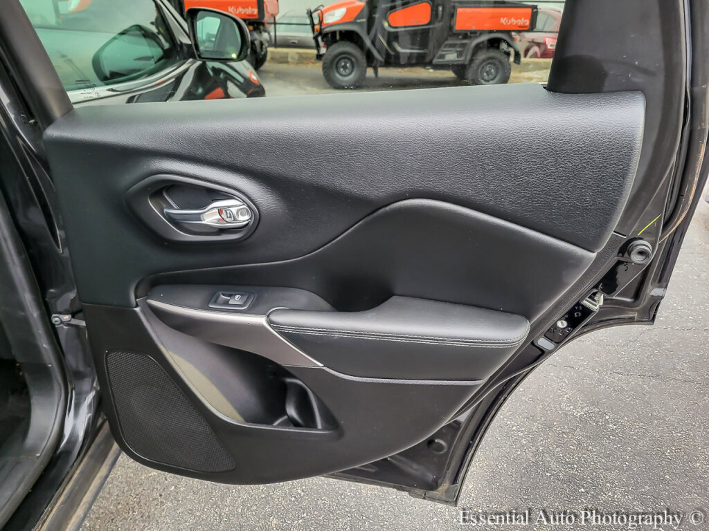 Used 2019 Jeep Cherokee Limited image 31