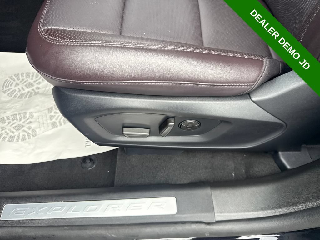 Used 2025 Ford Explorer Platinum AWD/4WD image 27