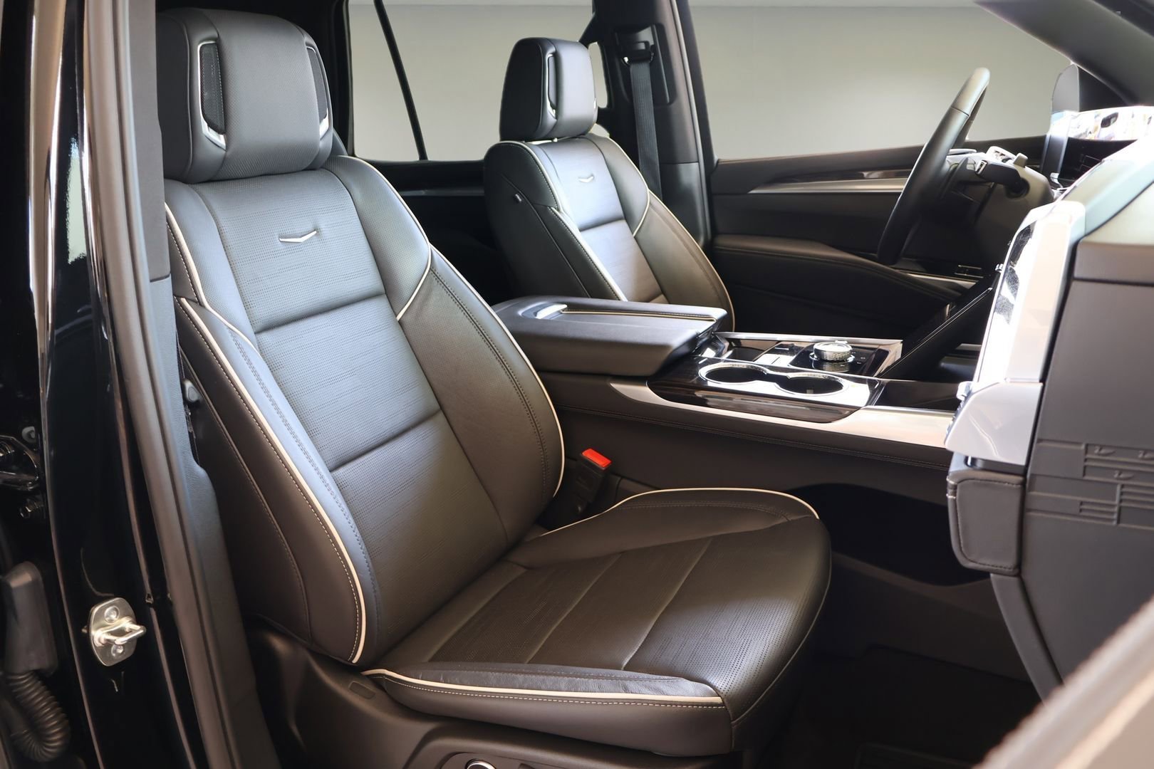 Used 2025 Cadillac Escalade Premium Luxury AWD/4WD image 23