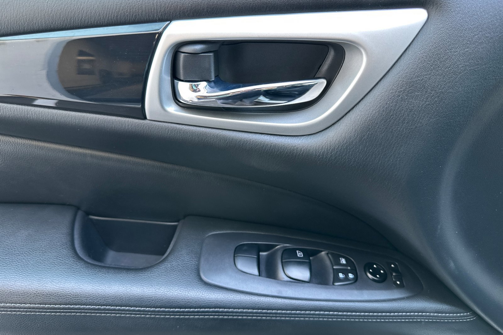 Used 2019 Nissan Pathfinder S image 11