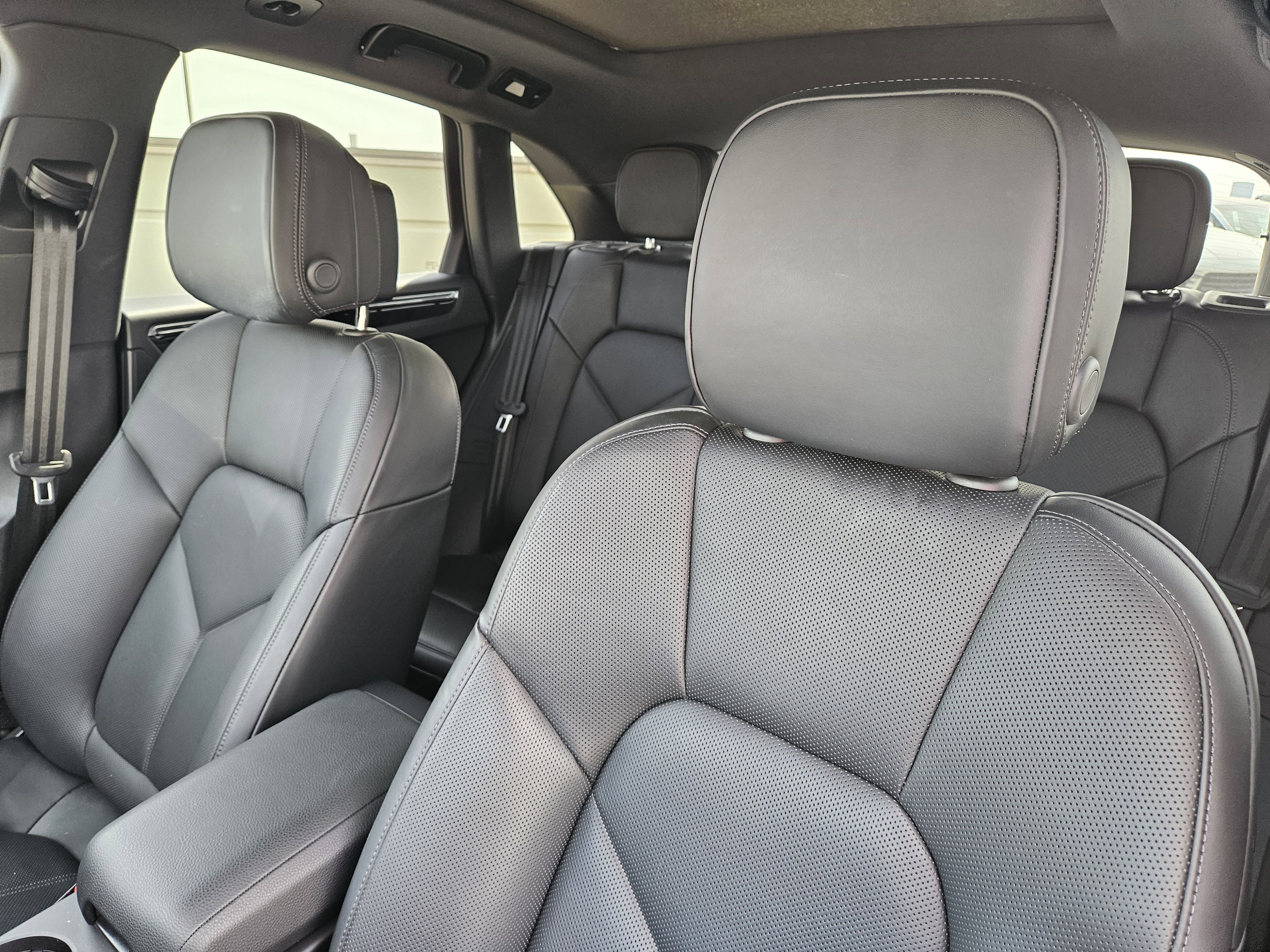 Certified 2025 Porsche Macan image 6