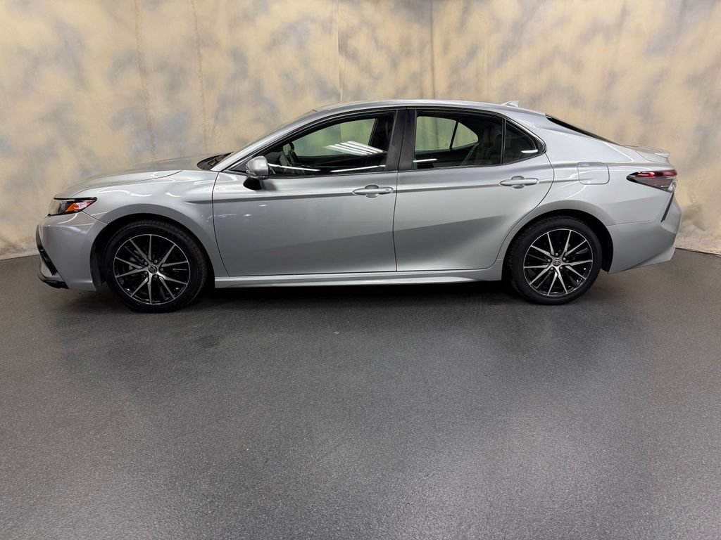 Used 2022 Toyota Camry SE FWD image 3