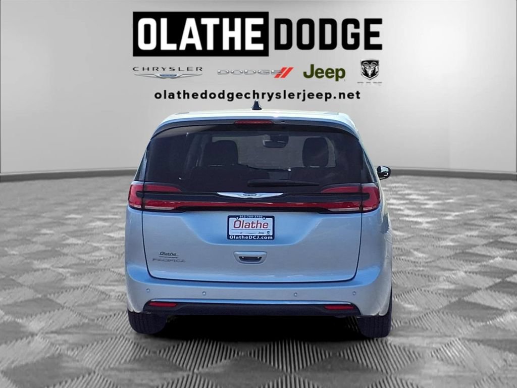 Used 2024 Chrysler Pacifica Touring-L FWD image 28