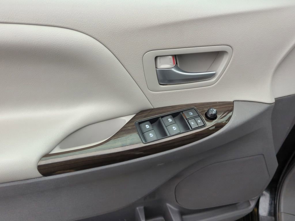 Used 2017 Toyota Sienna XLE Premium image 8