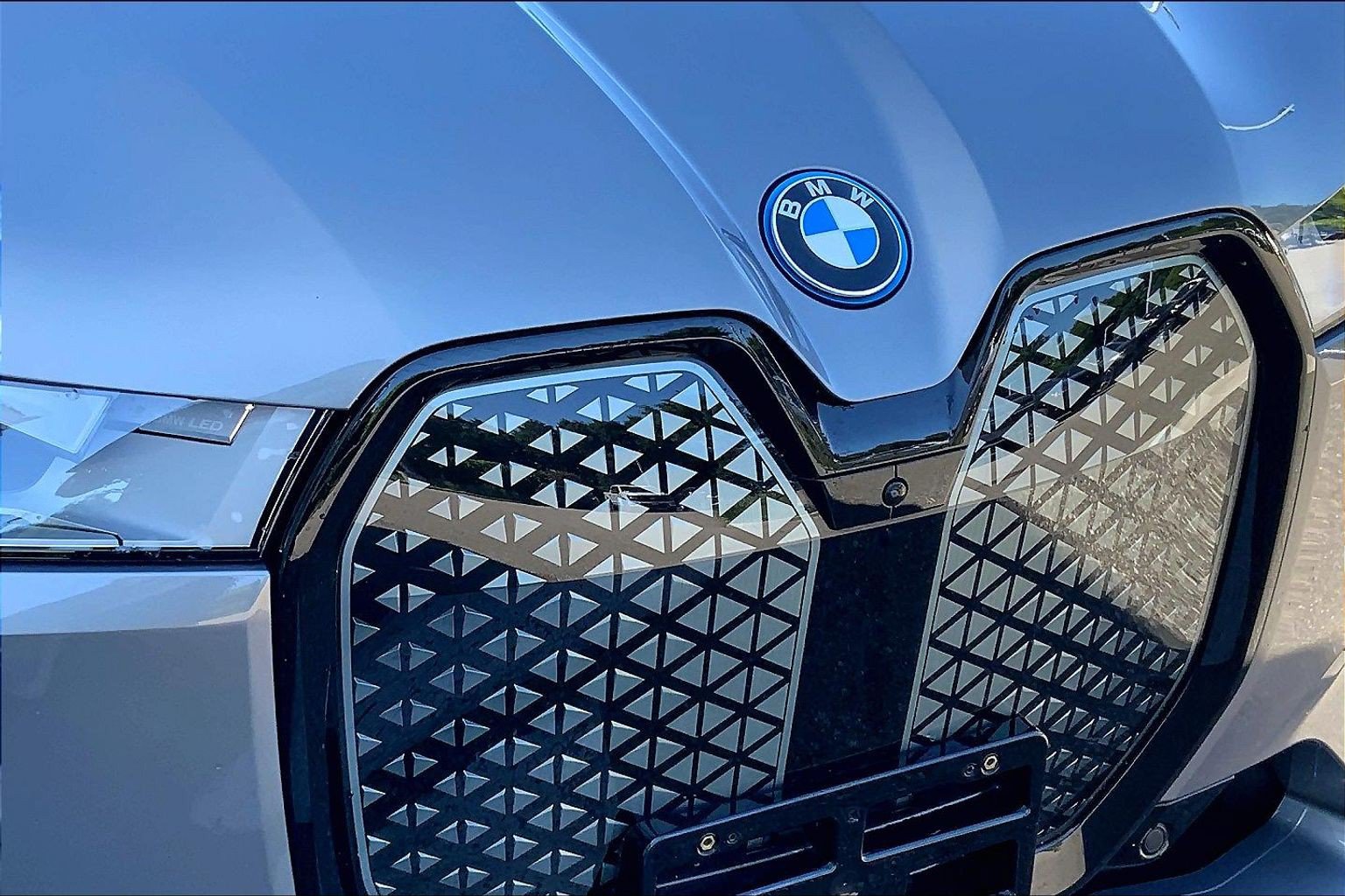 Certified 2023 BMW iX xDrive50 w/ Premium Package AWD/4WD image 31