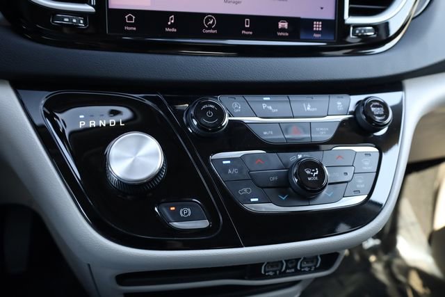 Used 2023 Chrysler Pacifica Touring-L image 23
