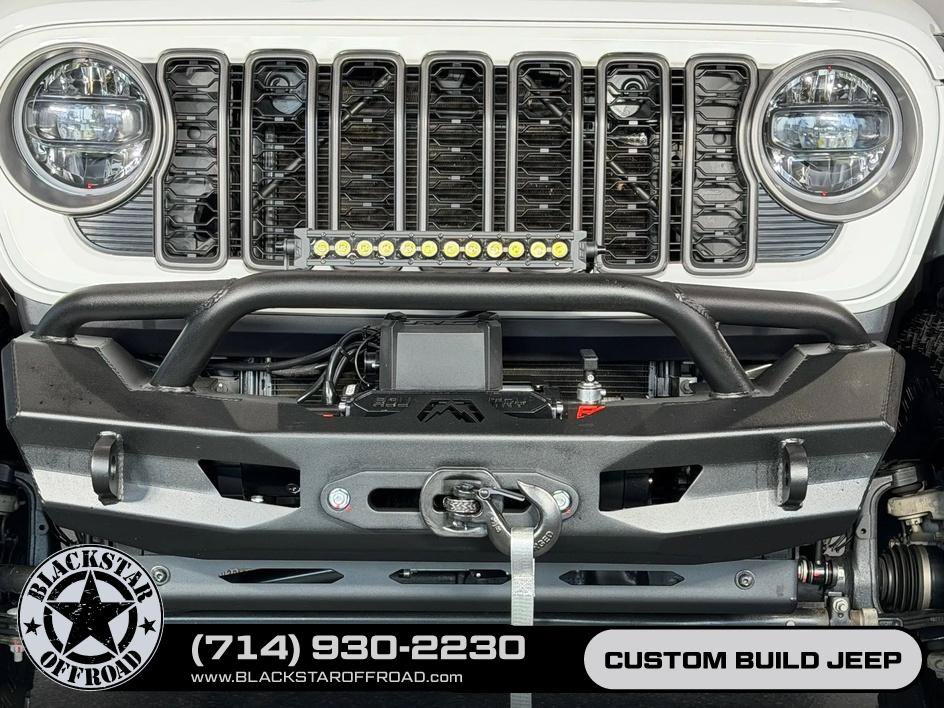 Used 2025 Jeep Wrangler Unlimited Rubicon AWD/4WD image 4