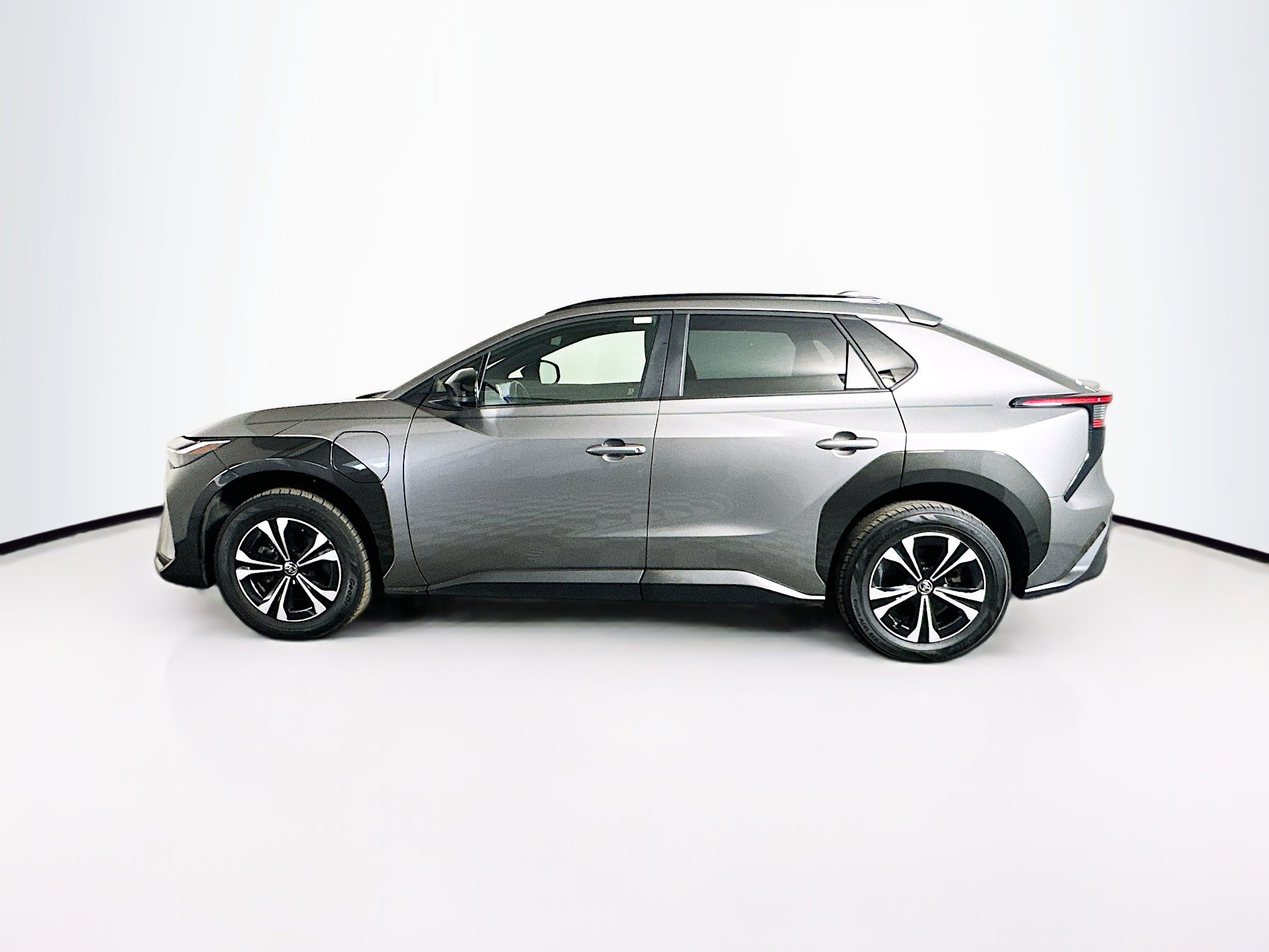 Used 2024 Toyota bZ4X XLE w/ Weather Package AWD/4WD image 4