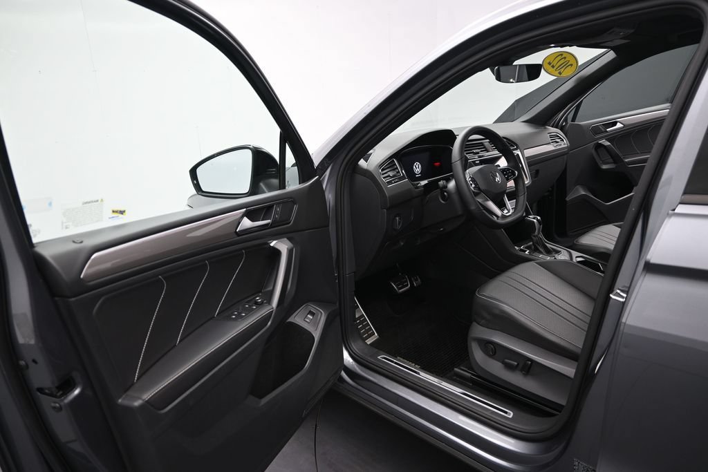 Used 2022 Volkswagen Tiguan SE R-Line AWD/4WD image 12