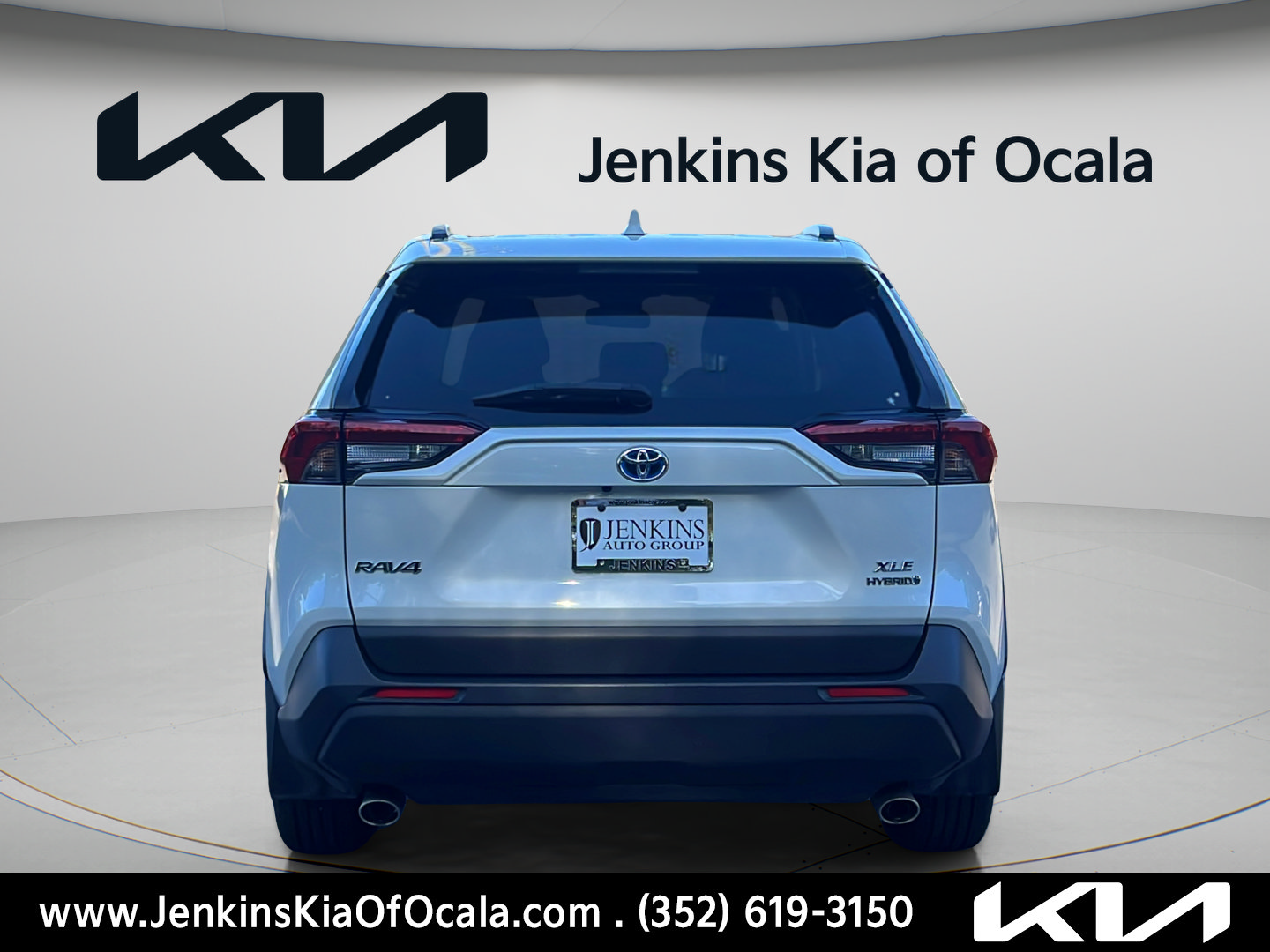 Used 2022 Toyota RAV4 XLE Premium AWD/4WD image 4