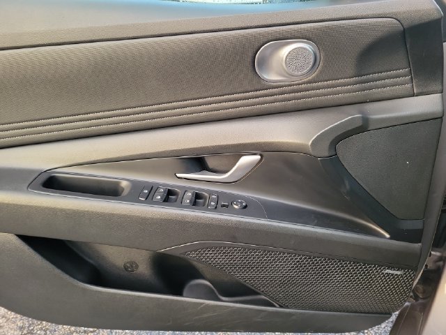 Used 2022 Hyundai Elantra Limited FWD image 14