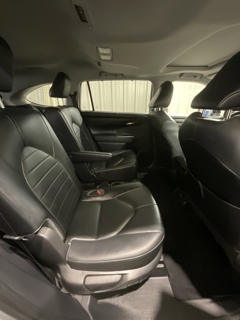 Used 2021 Toyota Highlander XLE image 14