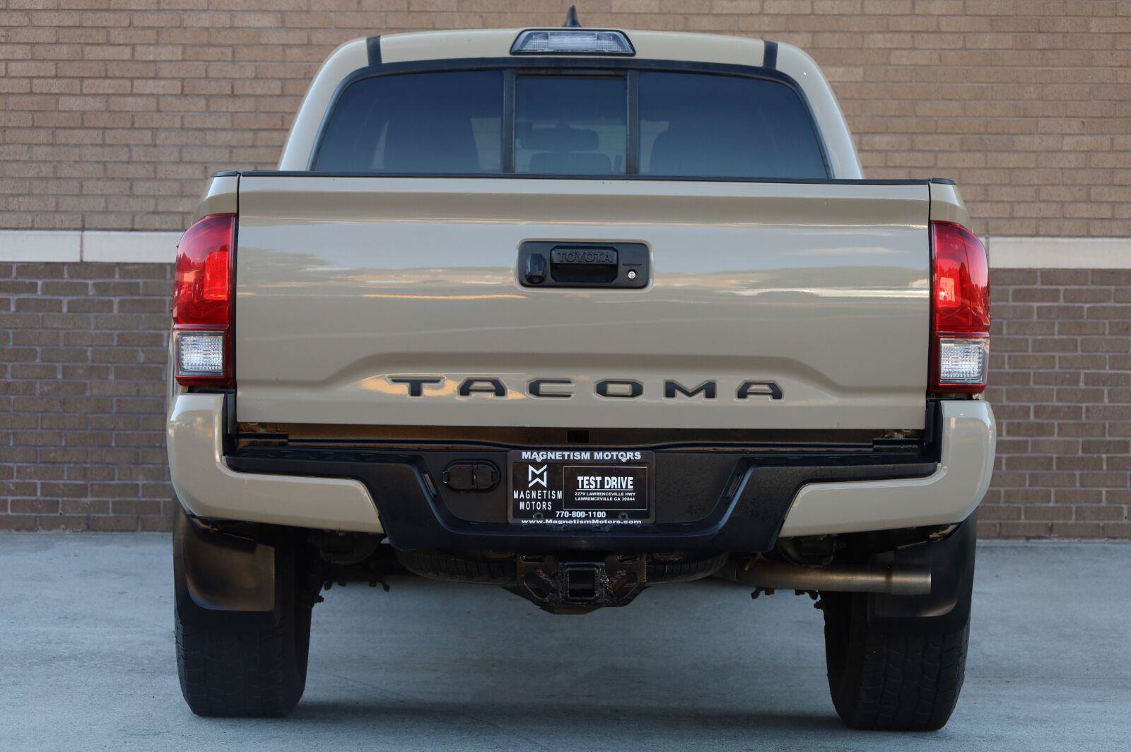 Used 2017 Toyota Tacoma TRD Sport w/ Tow Package (A/T) AWD/4WD image 9