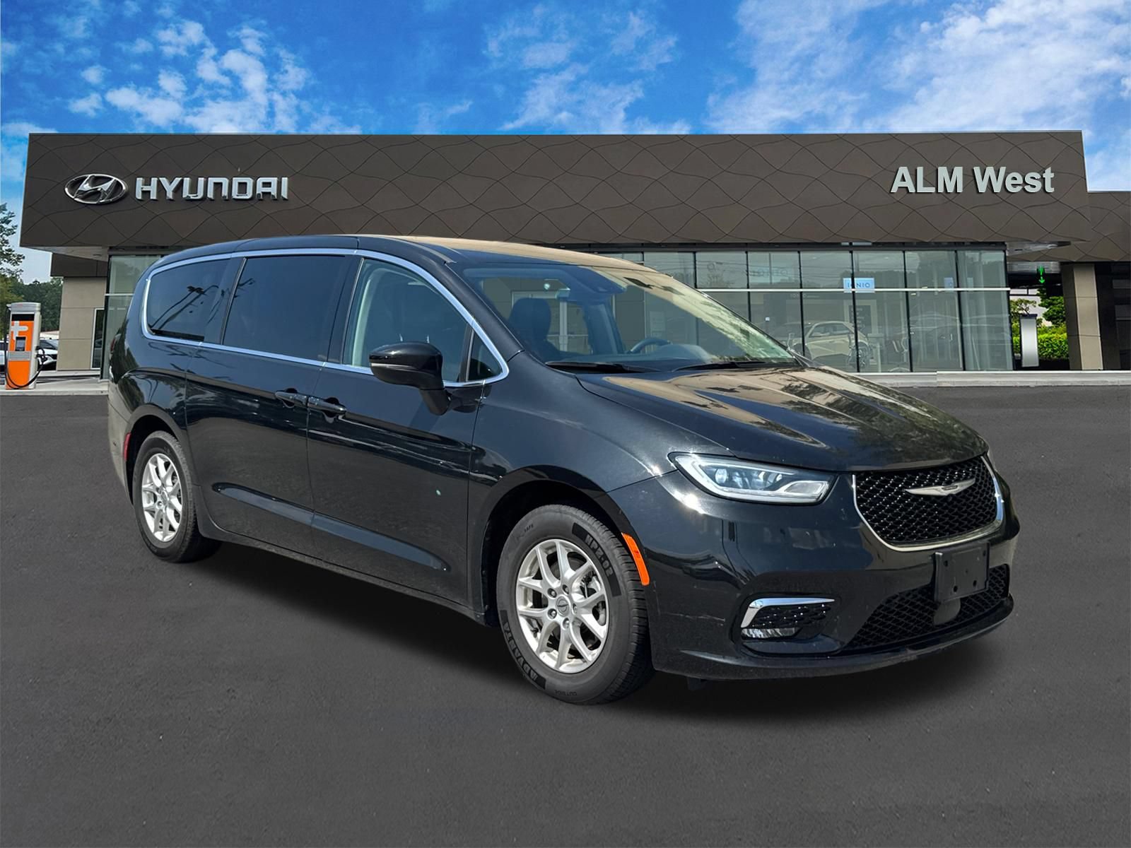 Used 2023 Chrysler Pacifica Touring-L FWD image 3