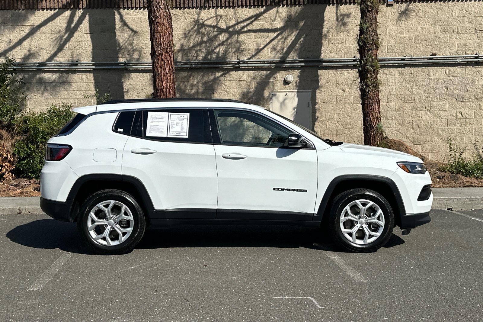 Used 2024 Jeep Compass Latitude AWD/4WD image 2
