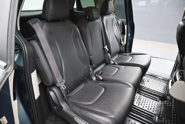 Used 2024 Kia Carnival EX FWD image 14