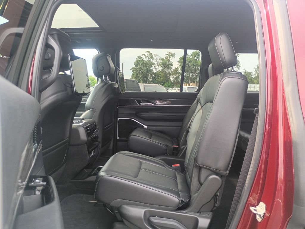 Used 2022 Jeep Wagoneer Series III w/ Premium Group I AWD/4WD image 13