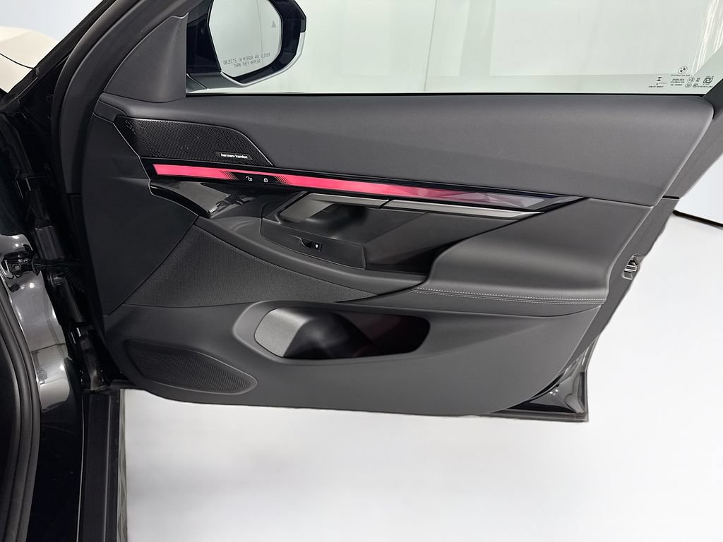 Used 2025 BMW i5 eDrive40i w/ Premium Package RWD image 25