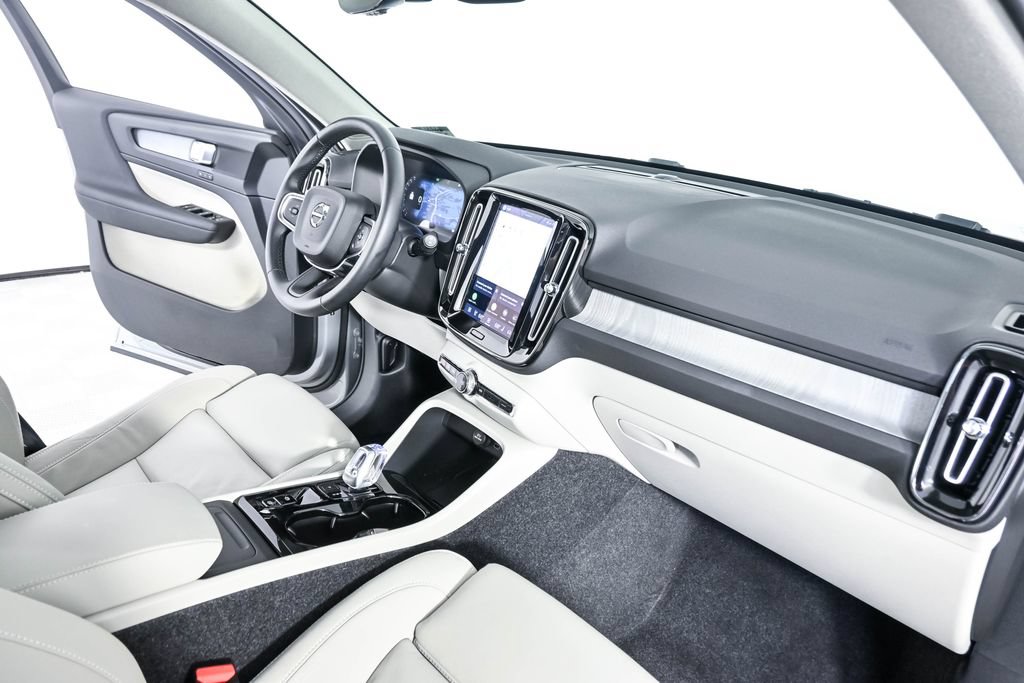 Certified 2026 Volvo XC40 B5 Plus AWD/4WD image 25