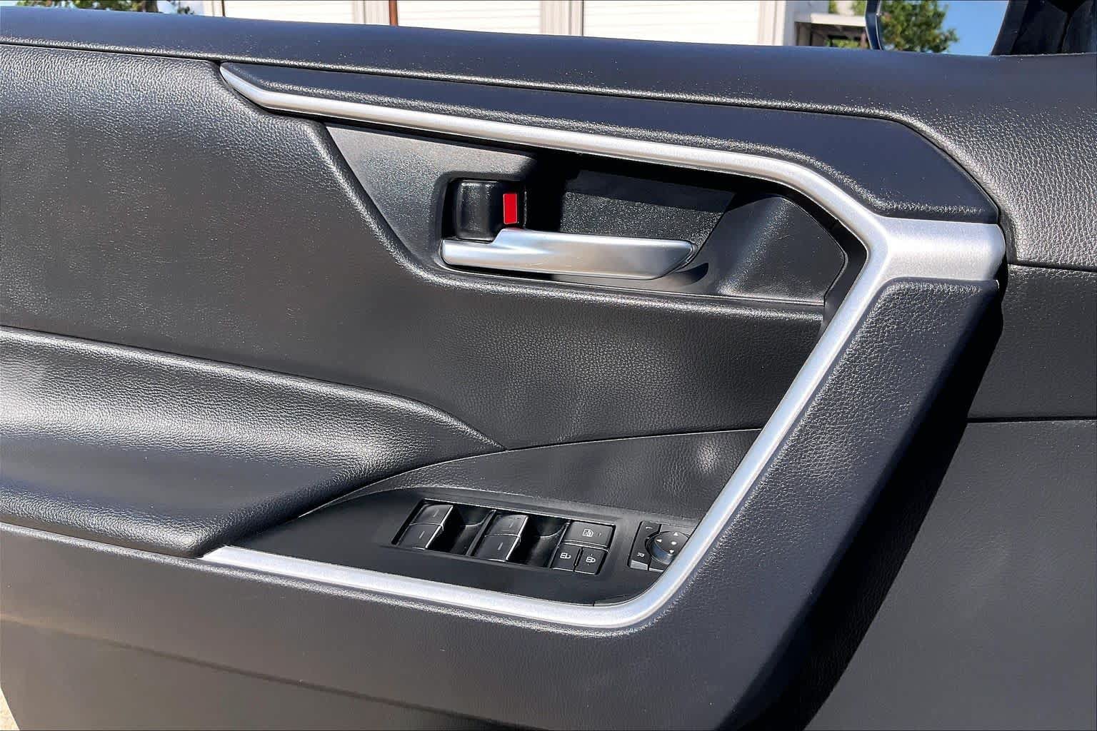 Used 2025 Toyota RAV4 XLE FWD image 29