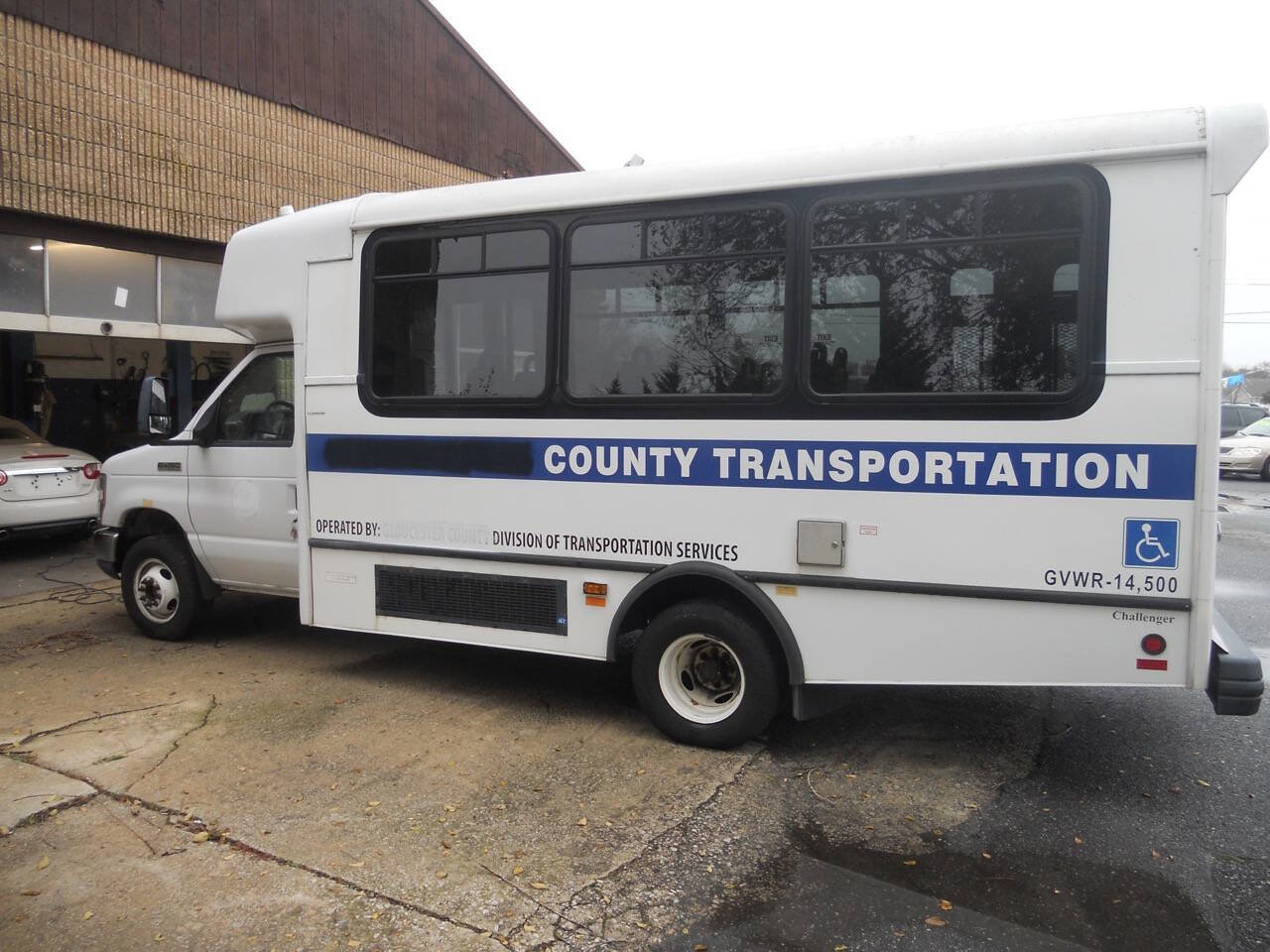Used 2013 Ford E-450 and Econoline 450 Super Duty w/ Shuttle Bus Prep Pkg image 3