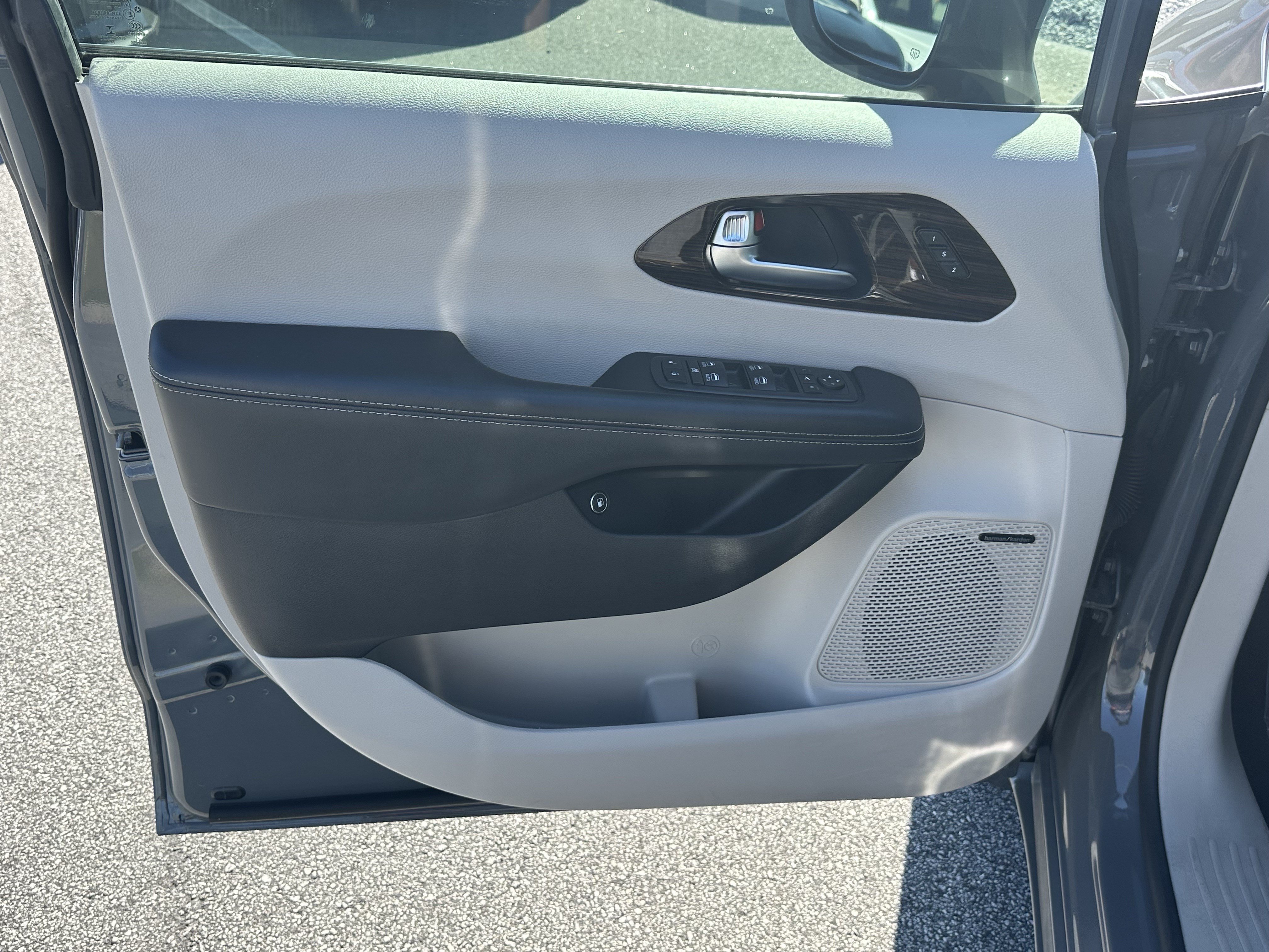 Used 2021 Chrysler Pacifica Limited w/ Uconnect Theater Family Group FWD image 10