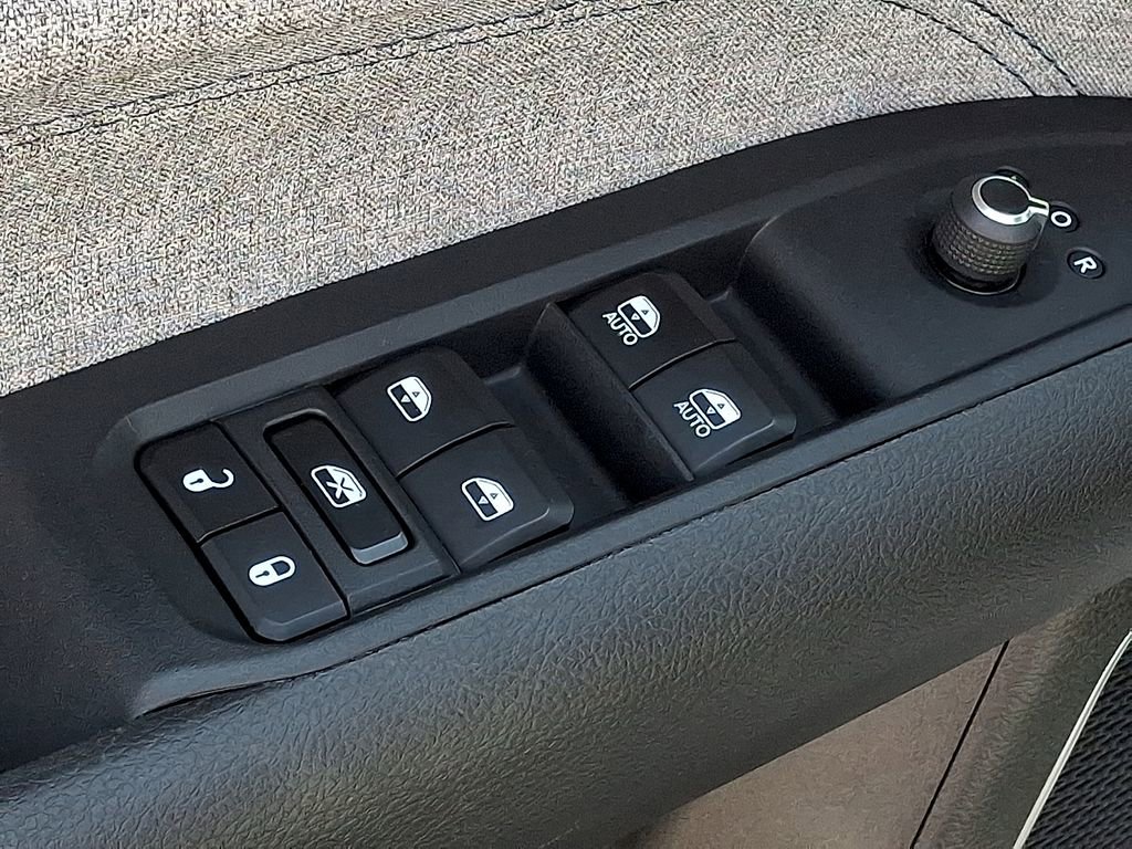 Used 2024 Jeep Compass Latitude image 25