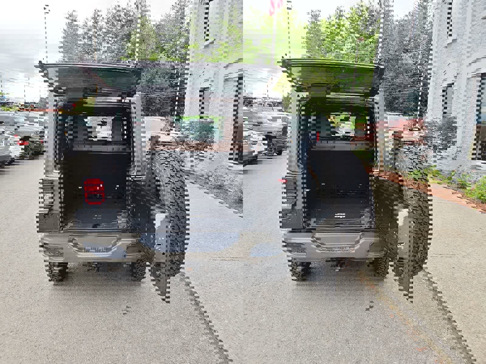 Used 2016 Jeep Wrangler Unlimited Sahara AWD/4WD image 27