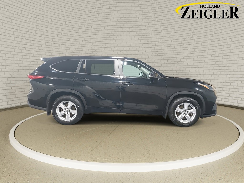 Used 2023 Toyota Highlander LE image 4
