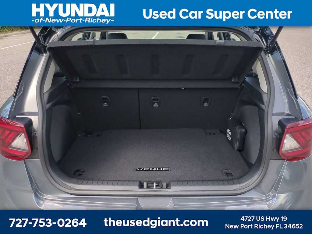 Used 2024 Hyundai Venue Limited FWD image 12