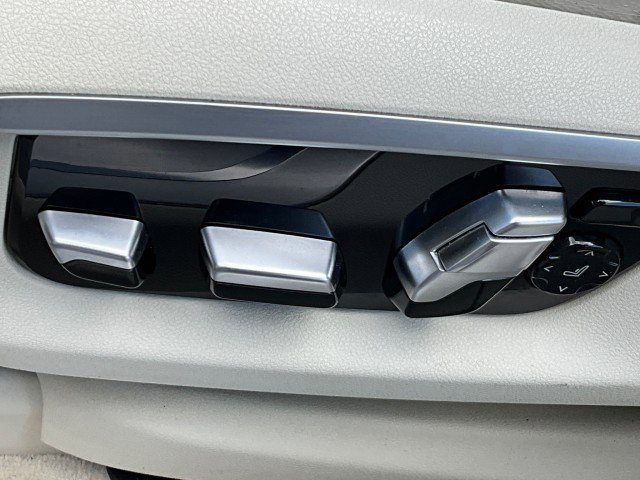 Used 2017 BMW 750i image 28