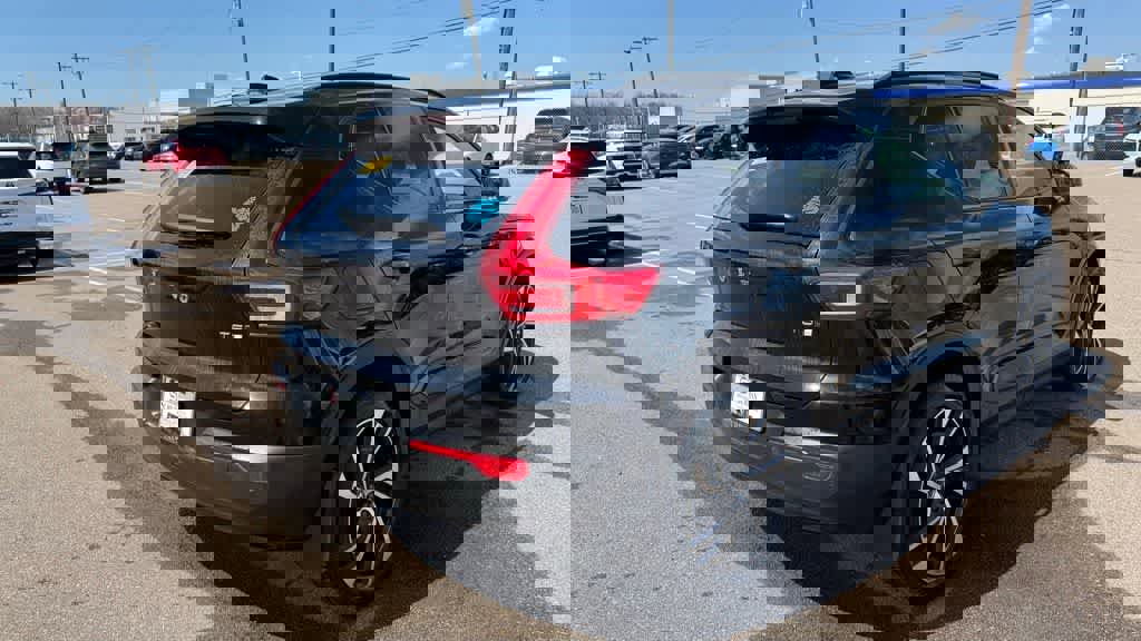 Used 2021 Volvo XC40 T5 R-Design w/ Climate Package image 5