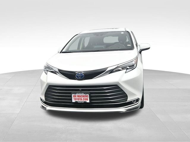 Used 2024 Toyota Sienna Platinum image 2